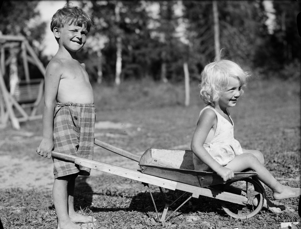 Paul Sandberg, "Rojne drar kärran och Hans sitter i" på Frälsningsarméns barnkoloni "Barnalyckan", Vreta barnkoloni