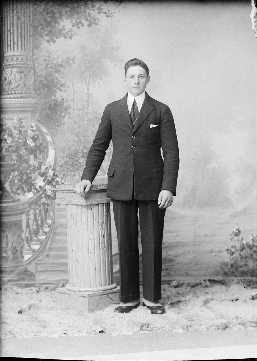 Skötsner-Edhlund, Ateljé Portrait - Karl Jansson from Harg, Uppland 1924