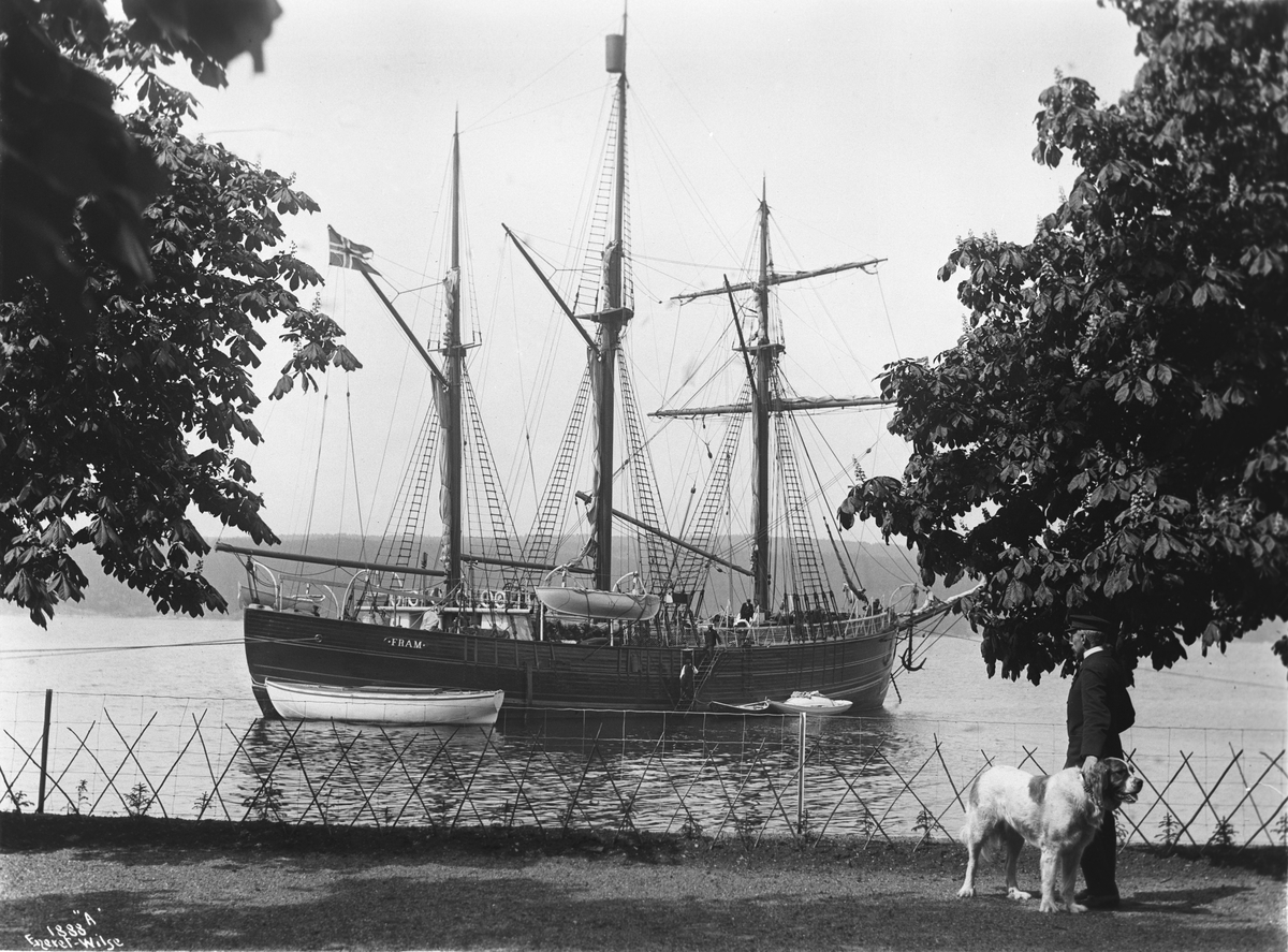 Anders Beer Wilse, Prot: Fram udenfor Amundsens Hjem med Amundsen og Rex 3/6