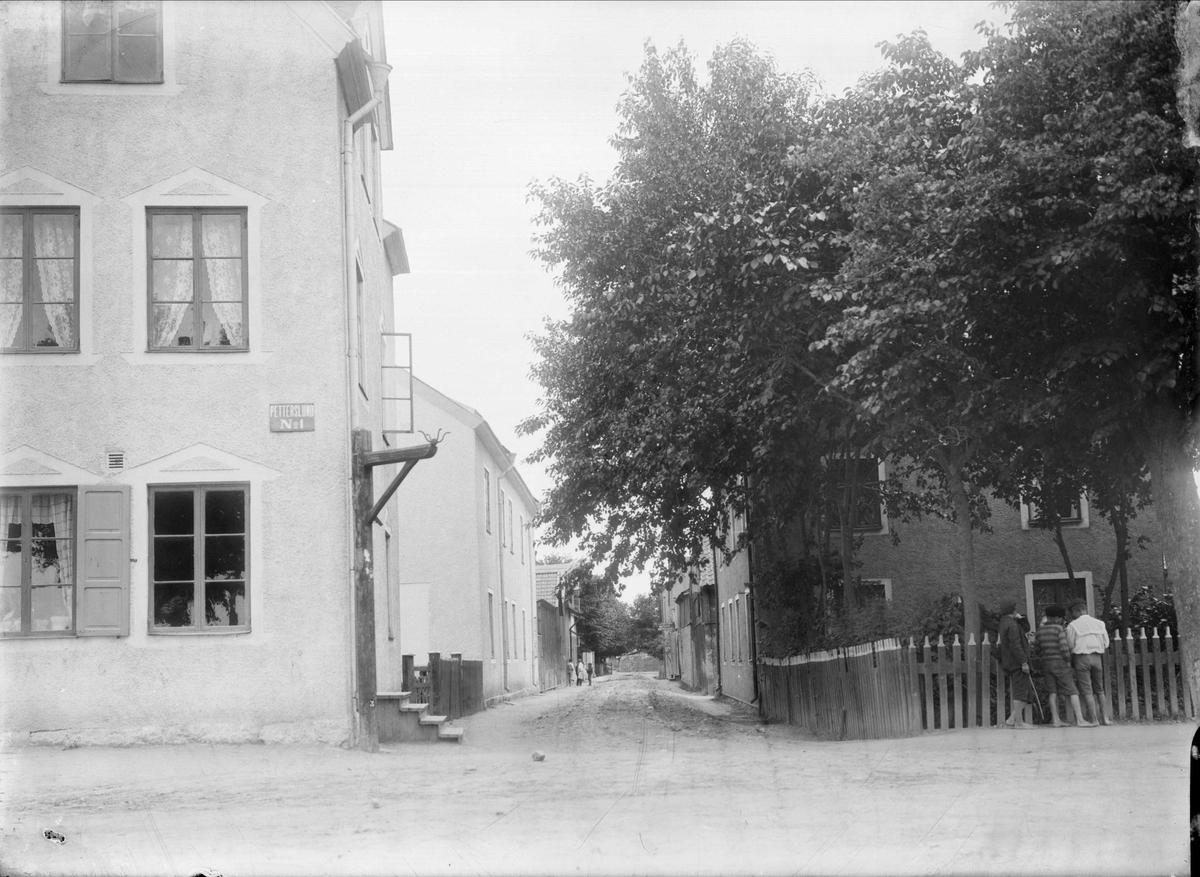 Alfred Dahlgren, Lundagatan, kvarteret Petterslund till vänster och kvarteret Salnecke till höger, Fålhagen, Uppsala 1908