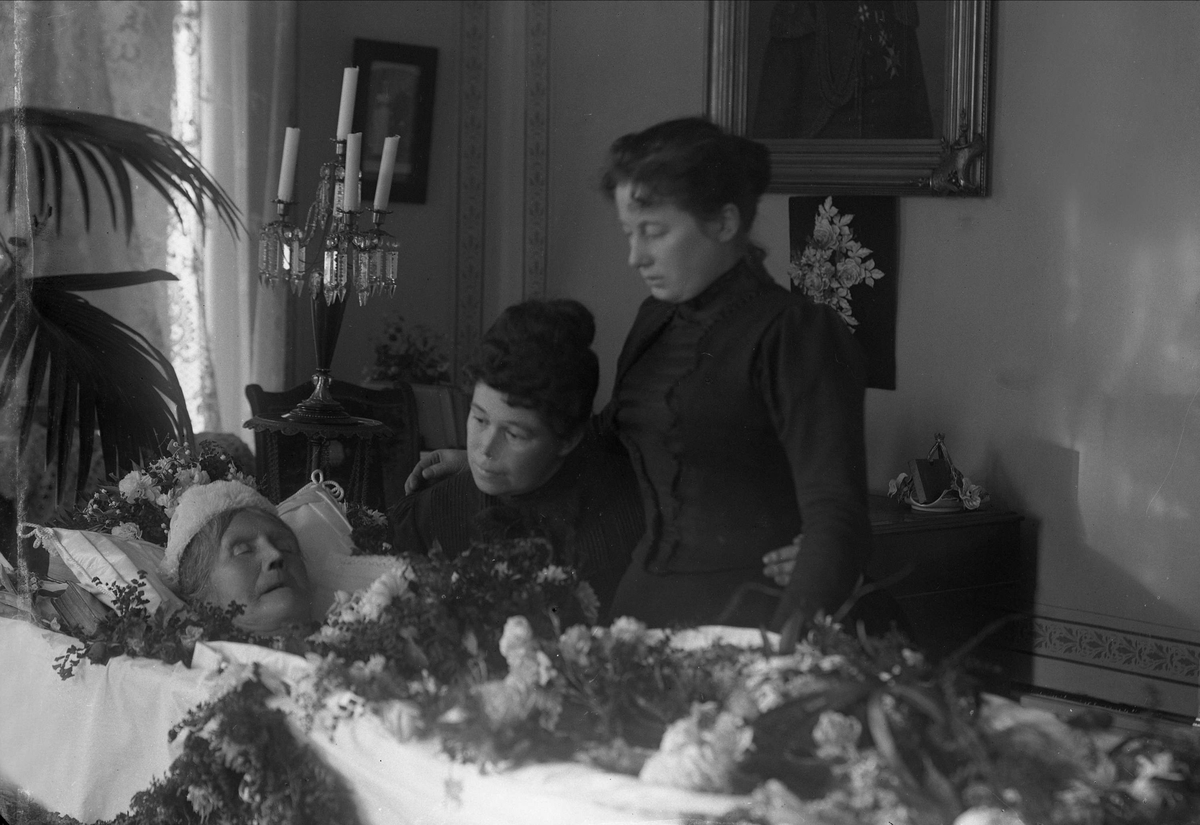 Gustav Borgen, Post mortem-fotografi. Kvinne i pyntet kiste, siste farvel fra to kvinner/familien.