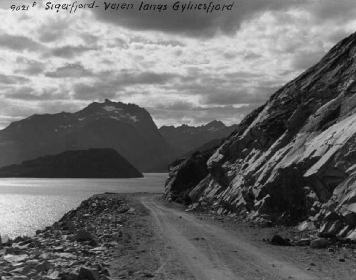 Anders Beer Wilse, Veien over Klubben, Bogklubben, i Gullesfjord i Kvæfjord kommune. Rett fram er Forøya.