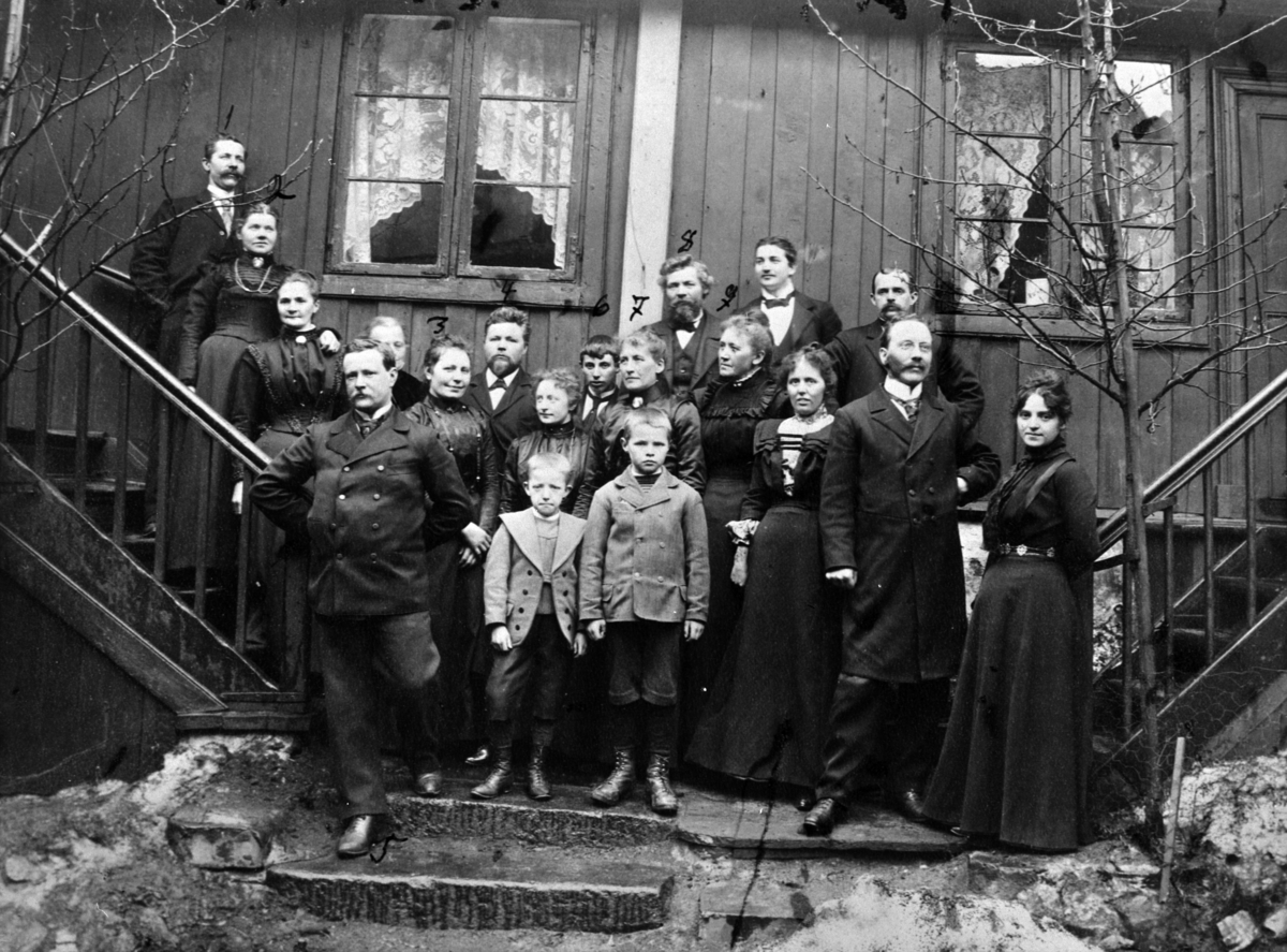 Anno Domkirkeodden, GRUPPE: 19 EMIGRANTER FAMILIEN PEDERSEN FRA KATTOMTEN, KATOMTEN.