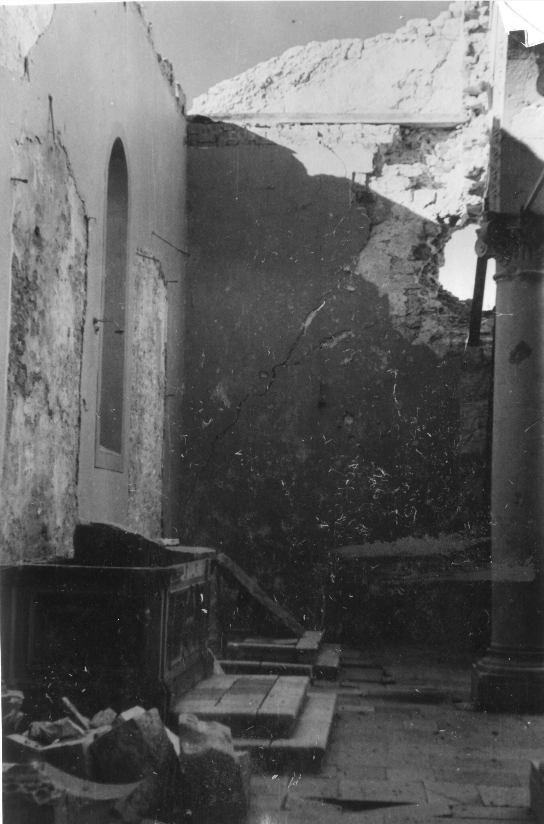 Branko Fučić, Osor, (otok Cres), crkva sv. Marije, katedrala, detalj unutrašnjosti: desna, južna lađa prema ulazu oštećena od bombardiranja 1943. godine