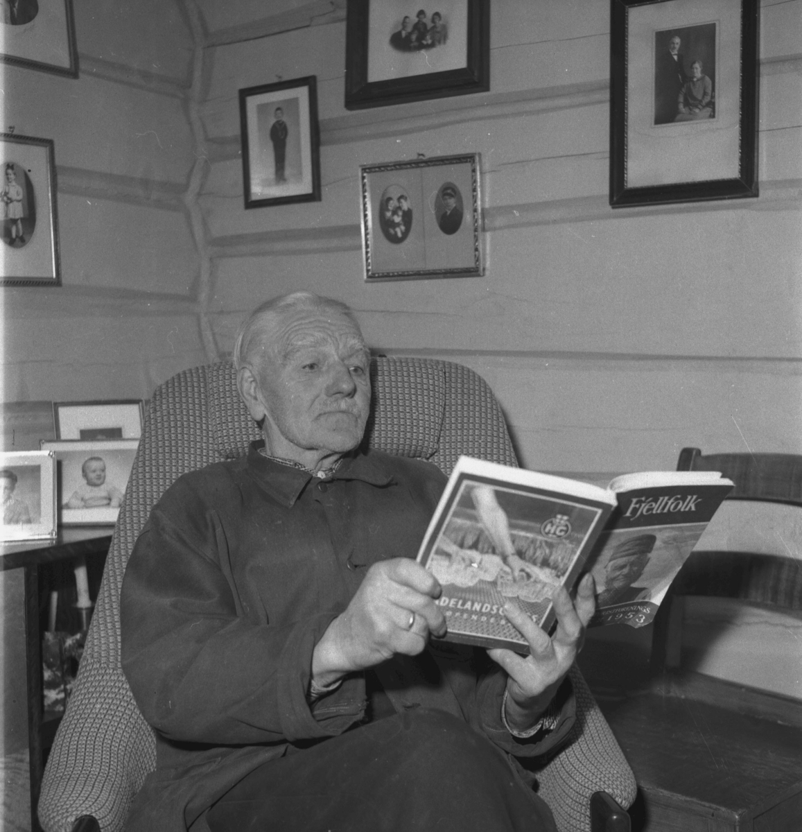 Per Magne Grue, Os, gammel mann, 100 åring, skap, flagg, bilder