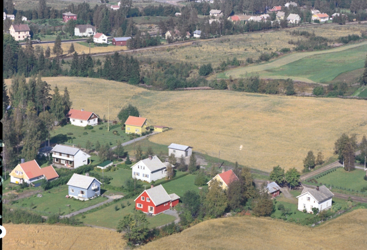Widerøes Flyveselskap A/S, FLYFOTO MIDTBØ, BOLIGBEBYGGELSE I LØTEN. Kildevegen og Sykehusvegen i Løten. Kildevegen har i dag byttet navn til Grindervegen.