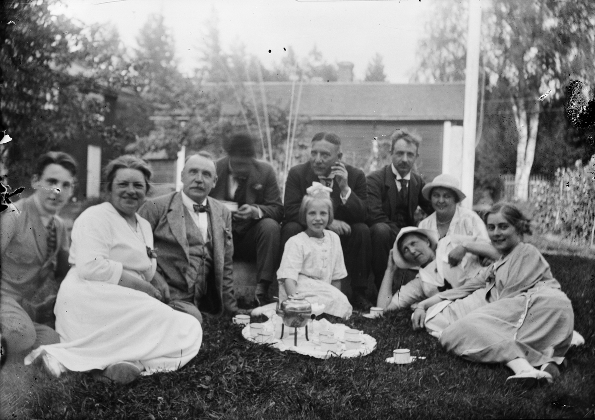 Okänd,, Tonsättare Ruben Liljefors med familjen. Kaffepaus på gräsmattan ute i trädgården, sannolikt i Sverige