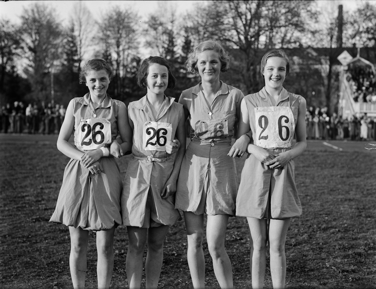 Paul Sandberg, Grupporträtt - idrottskvinnor, sannolikt på Studenternas Idrottsplats, Uppsala 1935