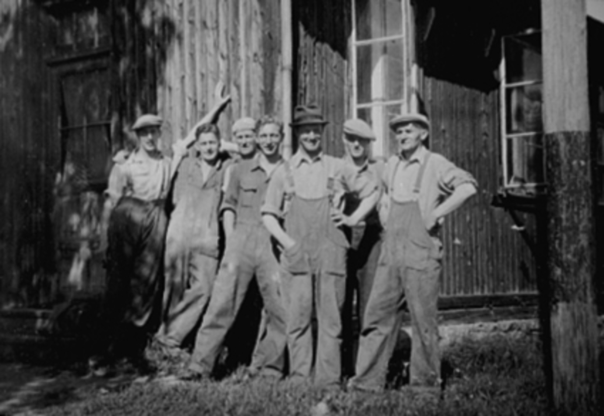 Anno Domkirkeodden, BERGS SNEKKERVERKSTED?, HAMAR TREVAREFABRIKK ? GRUPPE 7 MENN FRA VENSTRE: HERMAN BERG JR, ROLF MONSEN, KRISTIAN HELLERUD, AAGE HOLT, OLAUS ROM, ANDERS BERG, NIELS HOLT