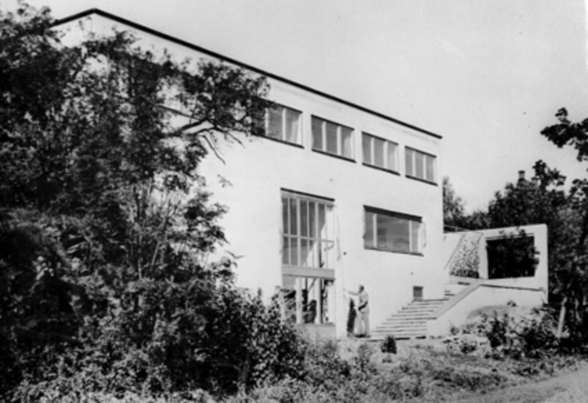 Anno Domkirkeodden, EKSTERIØR, SYDSIDEN, HAGEN, "BORG", PER RIISE. Fotografiene er tatt i aug. 1934 av "Oslo Illustrerte"skrevet av Mathilde Farsmer Dahl. Arkitekter Aasland og Korsmo.
