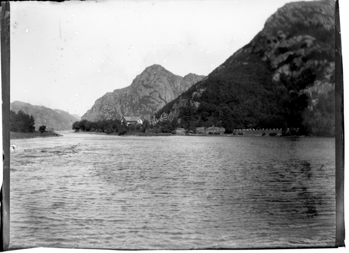 Rolf Sr. Sundt, Utsikt inn mot Framvaren. Til høyre Sutteviken med huset til "Engelskmannen". Fotografert rundt 1902-03.