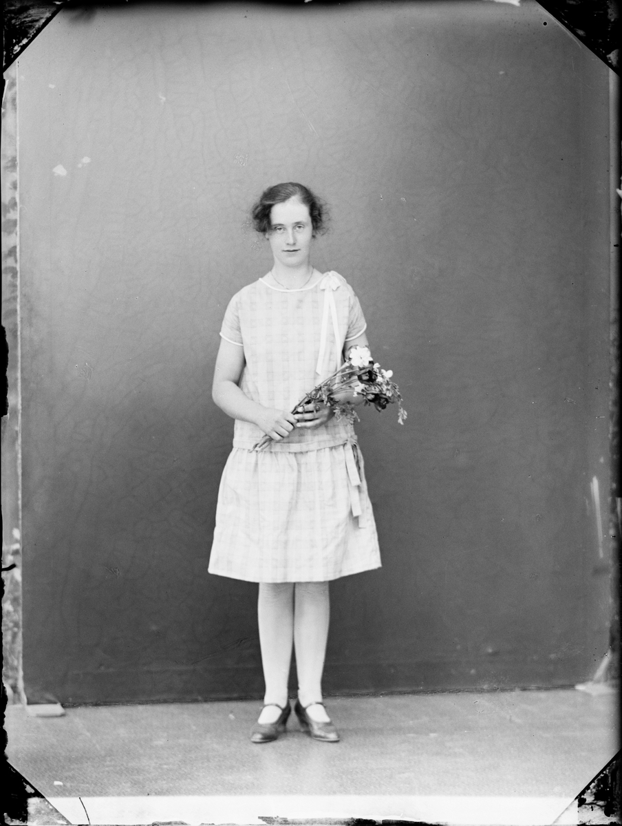 Skötsner-Edhlund, Ateljéporträtt - Elsa Edin från Färgärde, Börstil socken, Uppland 1929