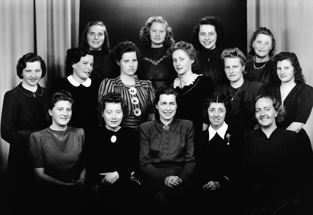 Normann Fotoatelier, Gruppe ukjente kvinner. 2- måneders kurs i mønsterkonstruksjon, klipping og søm hos Agnes Ingier Vold Syatlier. Kurset ble holdt fra 03. 02. 1936-03. 04. -1936. 1. rad i midten: Svanhild Johnstad, f. Ingstad. De øvrige er ukjente.