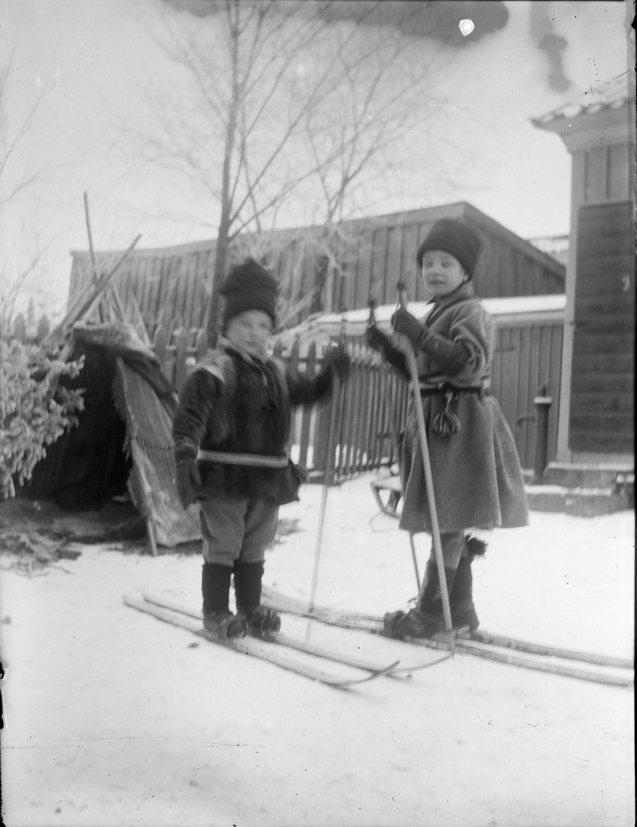 Carl Liljefors, Ivar and Carin Liljefors on skis, likely Uppsala 1900 - 1901