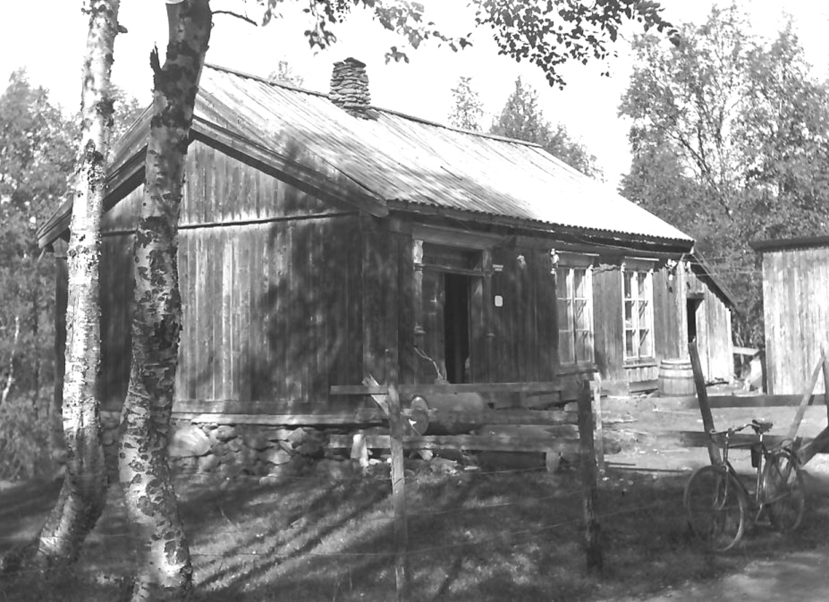 Per K. Lien, Eldre hus med sykkel foran, bolig el. skole?