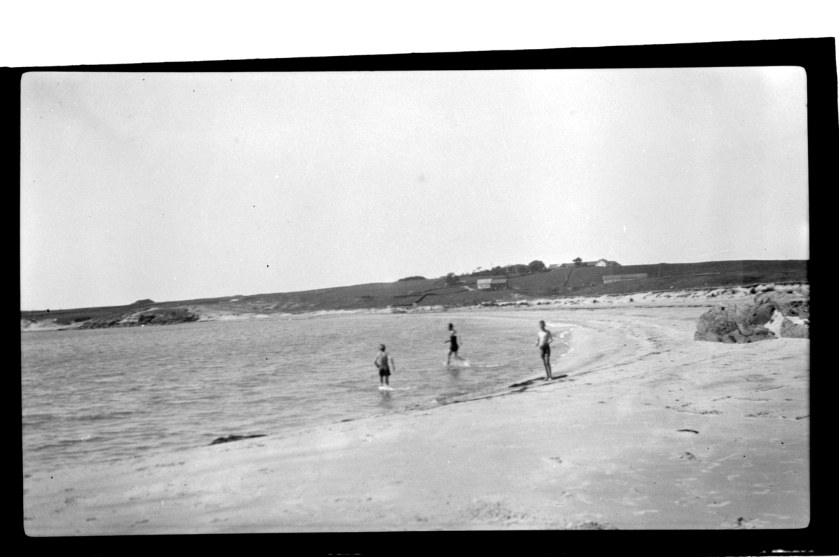 Rolf Sr. Sundt, Tre badende ungdommer på Husebysanden ved Farsund. Fotografert 1928.