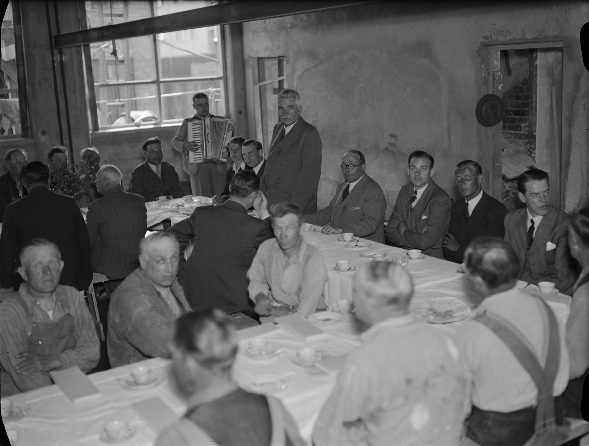 Paul Sandberg, Roofing coffee with master builder Anders Diös, Uppsala 1941