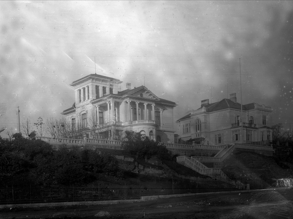 Gustav Borgen, To store hus og hageanlegg.