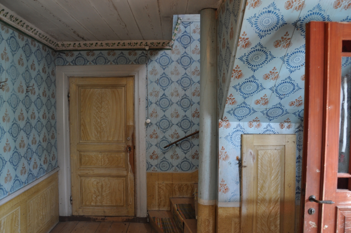 Simon Langwagen, Interiör från förstugan i parstugan på Nygårdsgården i Bingsjö. Byggnaden stod ursprungligen på annan plats i byn men flyttades omkring 18601861 till nuvarande plats som då var åkermark.
