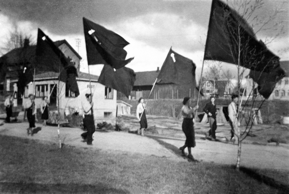 Anno Domkirkeodden, 1 MAI TOG, FANER, FOLK, LØTENSe Lautin fra 1977 side 123.
