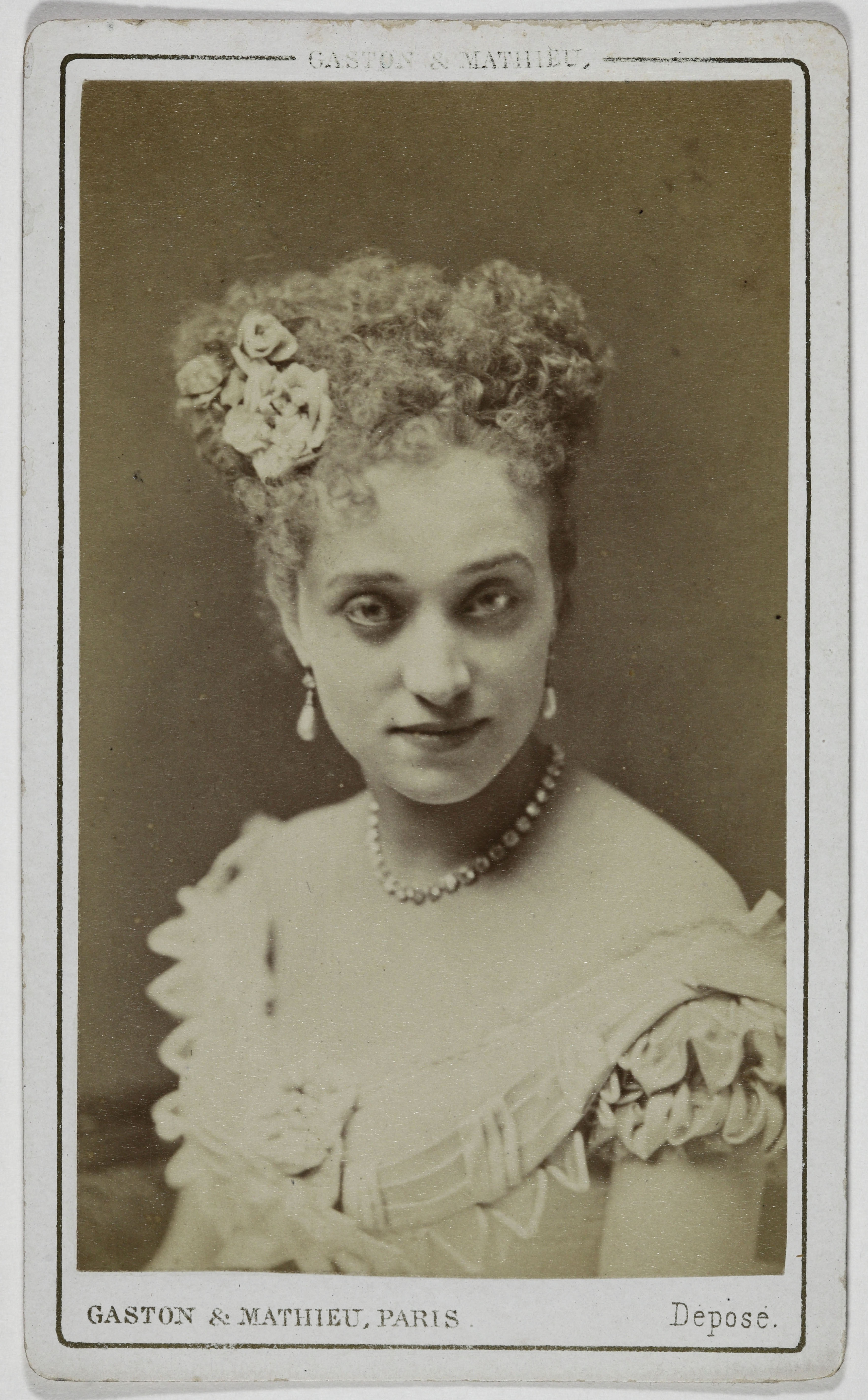 Gaston & Mathieu, Portrait d'Amiati, (Marie-Thérèse Victoria-Adélaïde Abbiate, dite), (1851-1889), (chanteuse de café-concert)