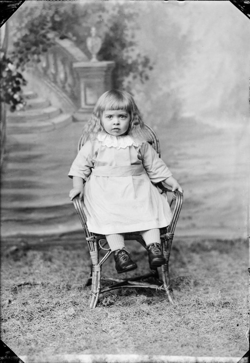 Skötsner-Edhlund, Barnporträtt - flicka, Östhammar, Uppland
