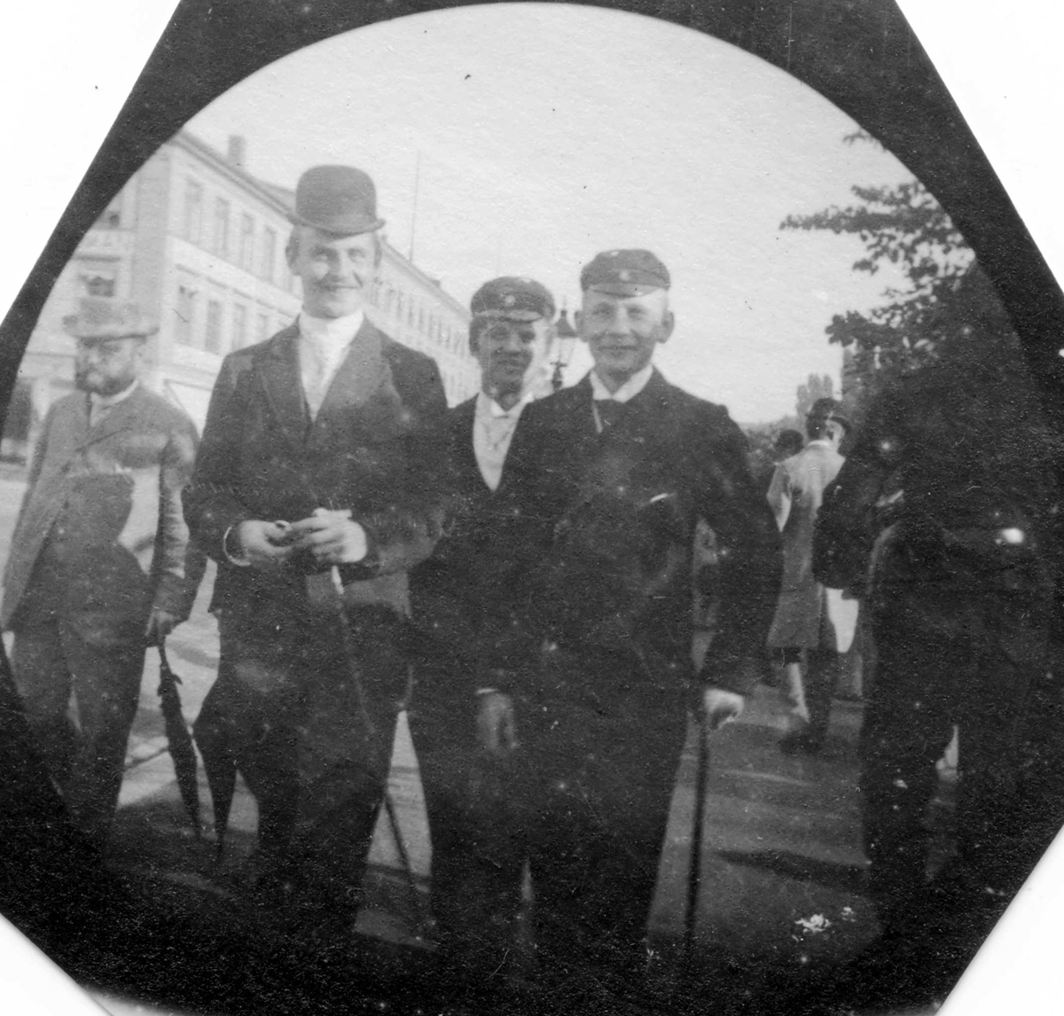 Fredrik Carl Mülertz Størmer, Nicolaysen, Grieg og Heitmann, studenter fra 1892 spaserer på Karl Johans gate, Oslo.