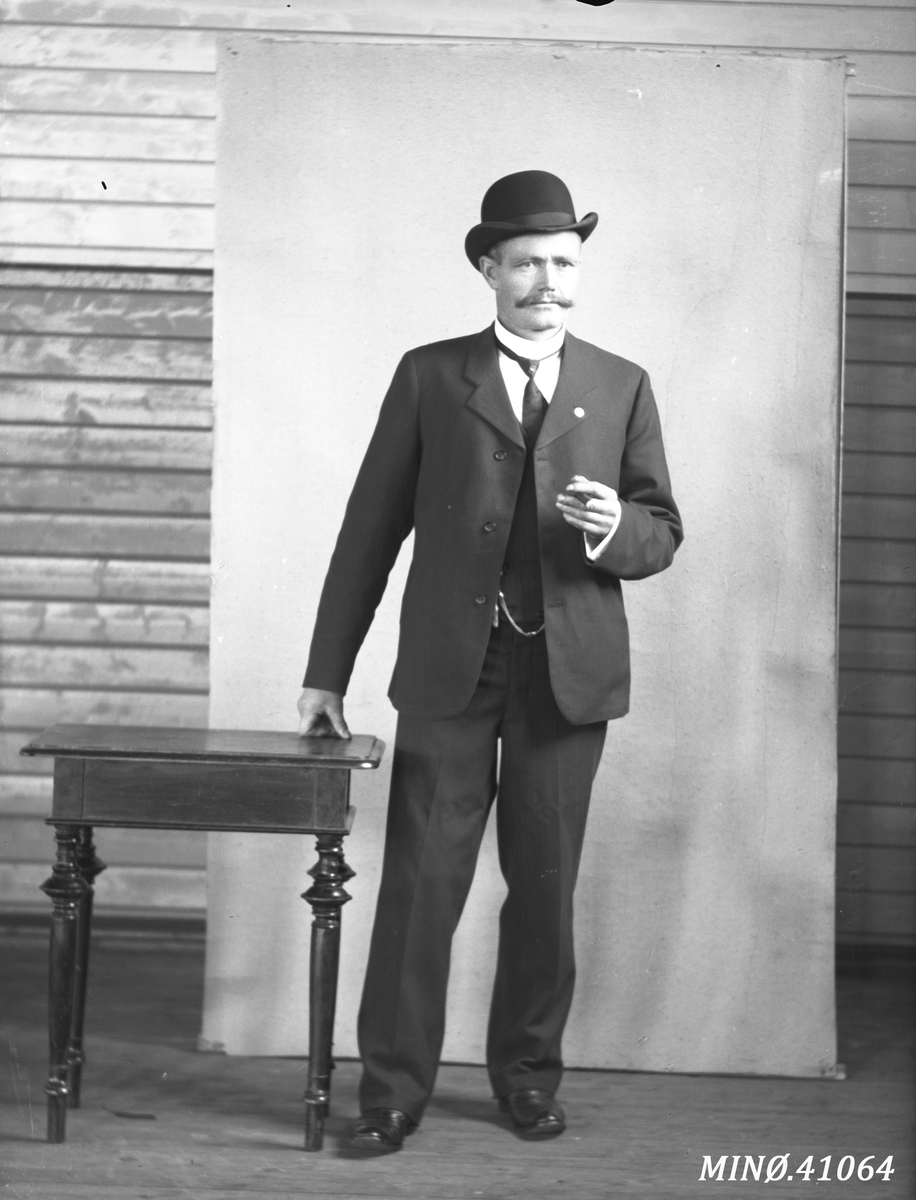 Oscar Holte, Portrett av mann med flott hatt - L. Larsen