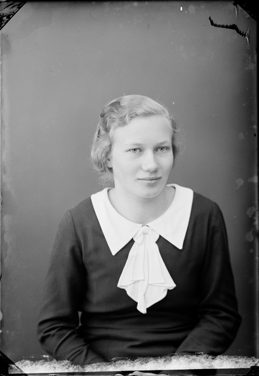 Skötsner-Edhlund, Ateljéporträtt - Gerda Bergström från Bol, Börstil socken, Uppland
