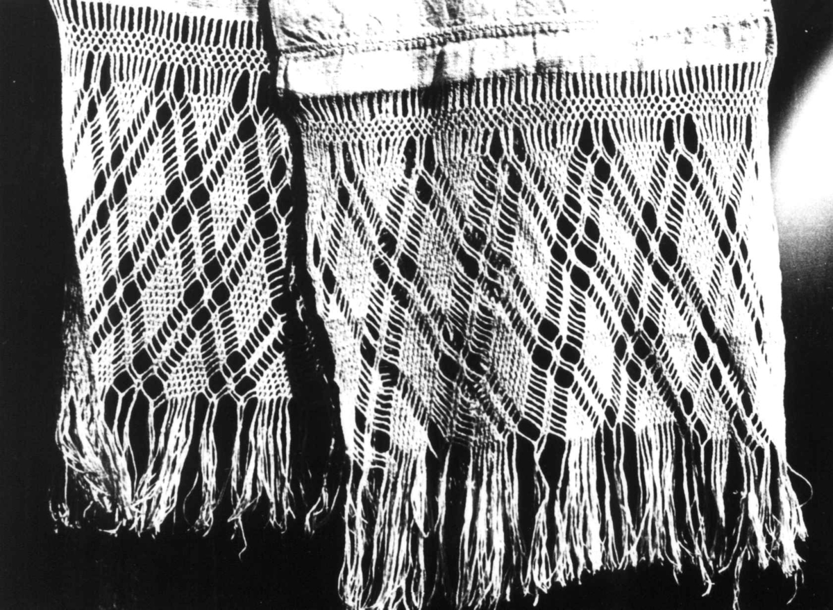 Anna Grostøl, Iveland, Vest-Agder 1941. Detalj av firflettingsbord på håndkle.