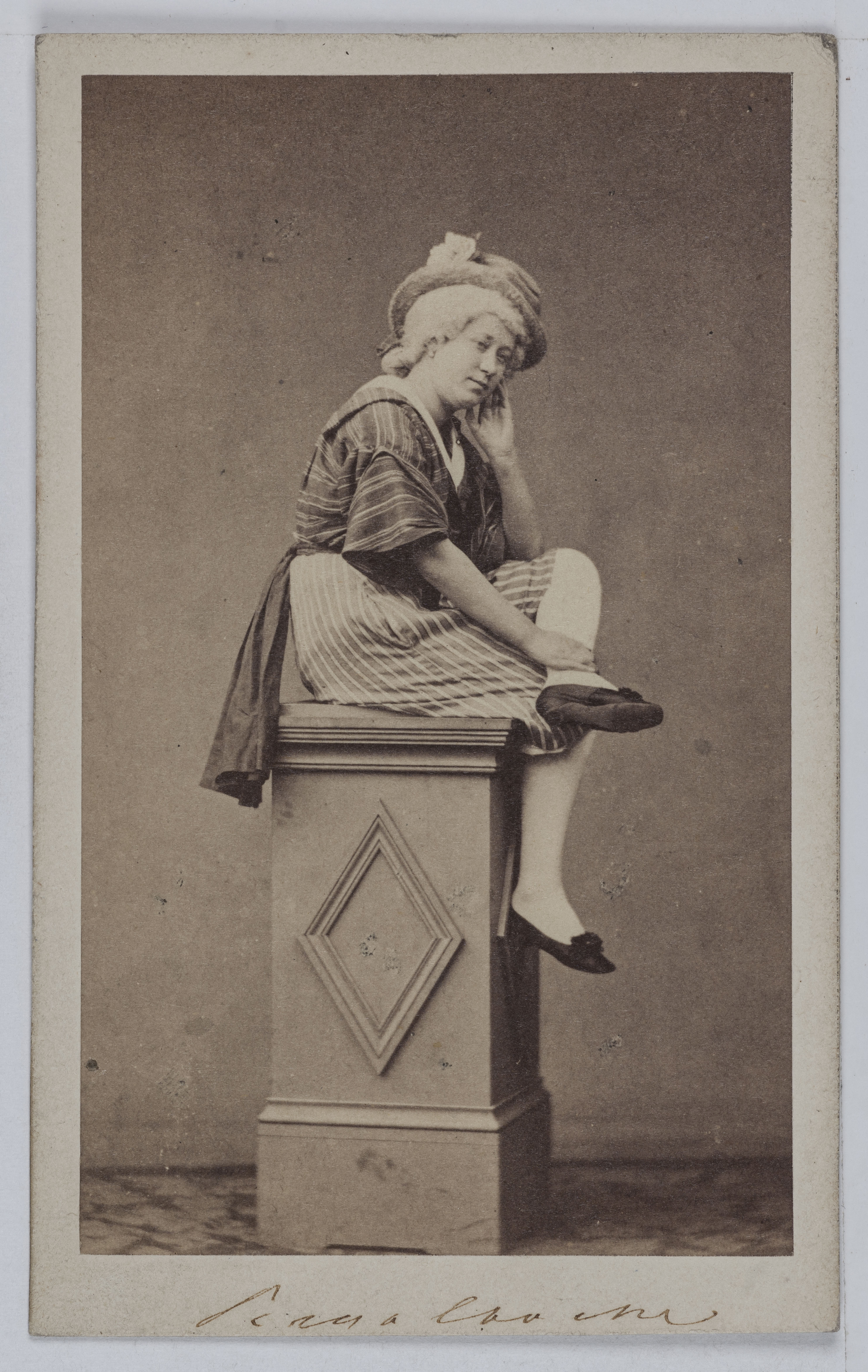 Pierre Petit & Trinquart, Portrait de Marguerite Badel, dite Rigolboche, danseuse excentrique au Théâtre des Délassements Comiques entre 1855 et 1860.