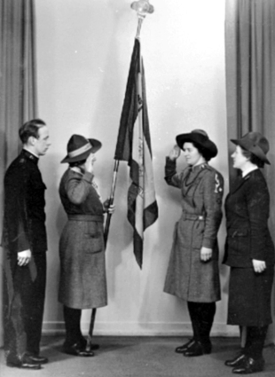 Anno Domkirkeodden, Speidere, Frelsesarmeen, fane. Emma Staangstad g. Andersen t.h. for fanen, var speiderleder i Frelsesarmeen. Bildet er tatt i Festiviteten i forbindelse med et landstevne på Hamar i 1942.