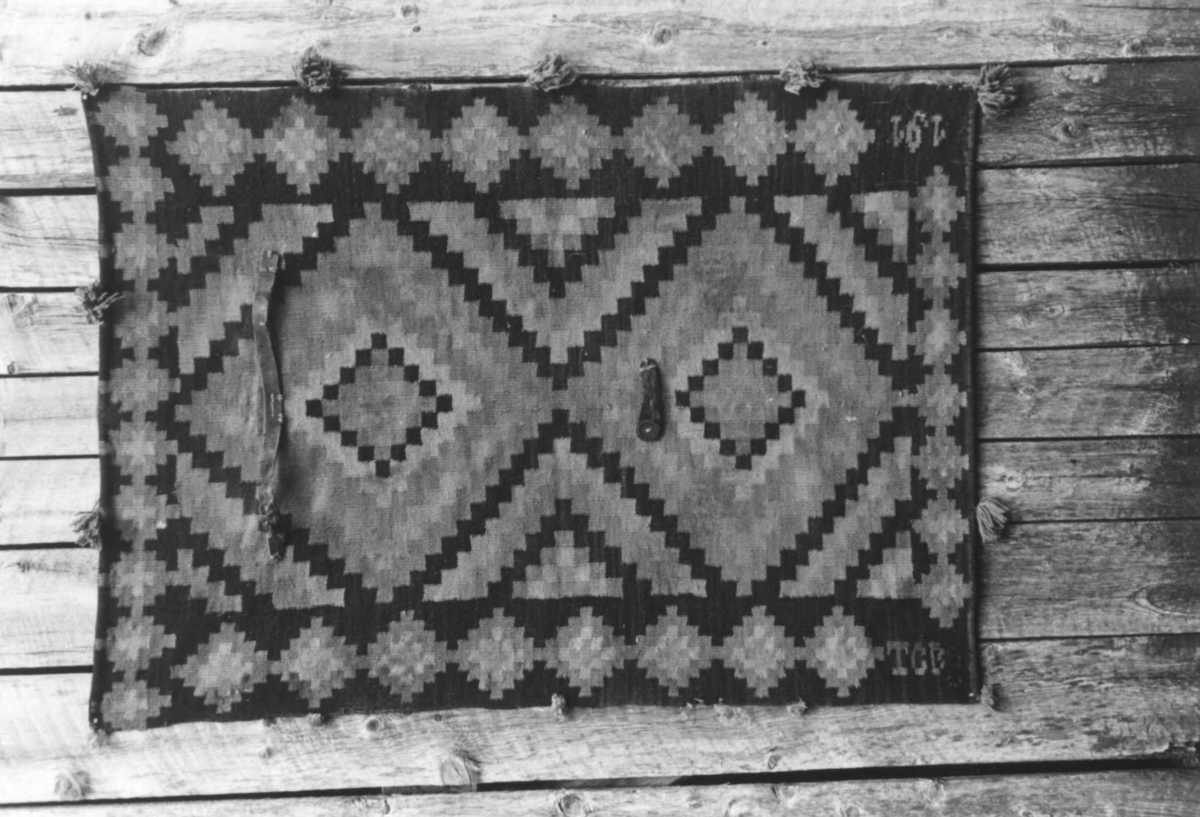 Anna Grostøl, Hestedekken, rutemøsnter. Åseral, Vest-Agder 1943.