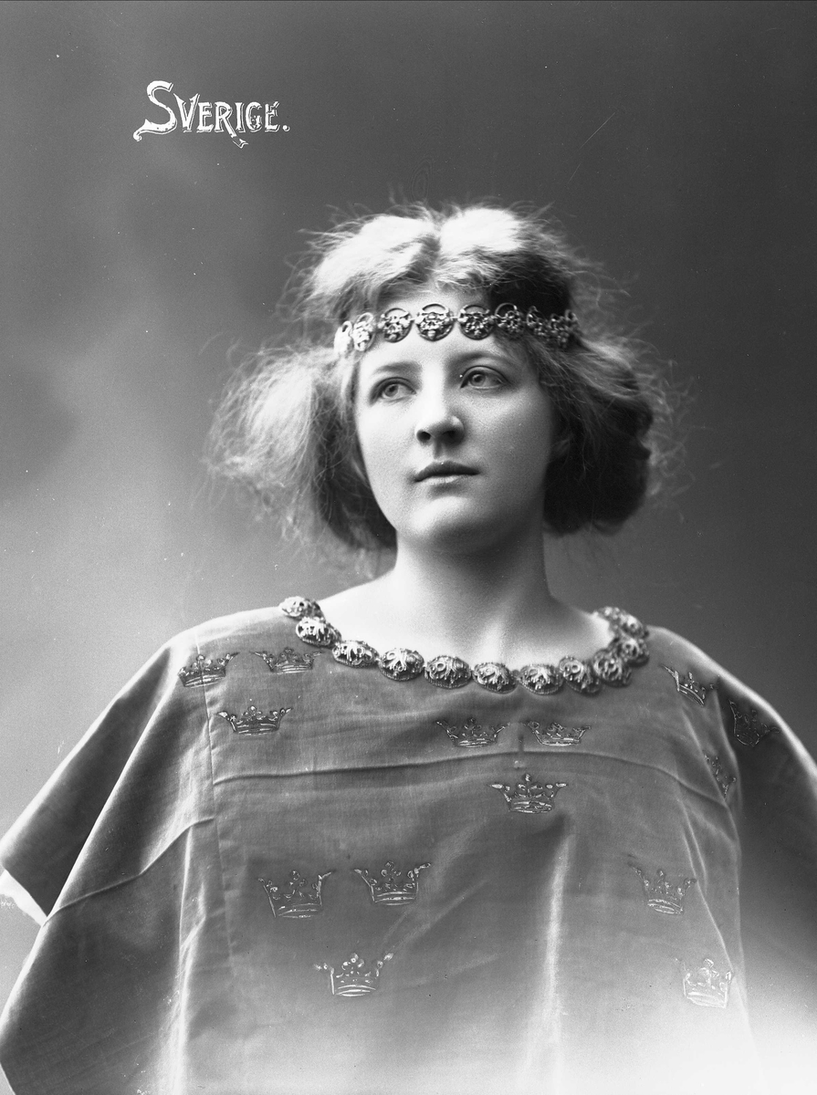 Solveig Lund, Brystportrett av kvinne i drakt med riksvåpen (tre kroner) og hårsmykke.