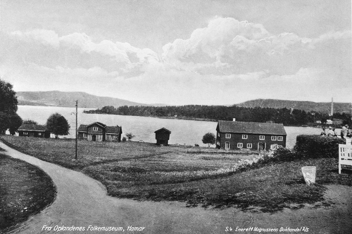 Anno Domkirkeodden, OPLANDENES FOLKEMUSEUM, DOMKIRKEODDEN, ROSENLUNDSVIKA, MED LØTENBYGNINGEN, RØSETSTABBURET, BARFRØSTUA, SLÅSTADSTUA OG ROSENLUNDSVIKA I BAKGRUNNEN