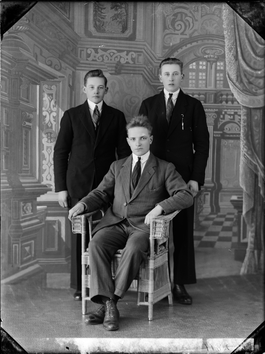 Skötsner-Edhlund, Ateljéporträtt - Eskil Bäckman med två unga män, Östhammar, Uppland