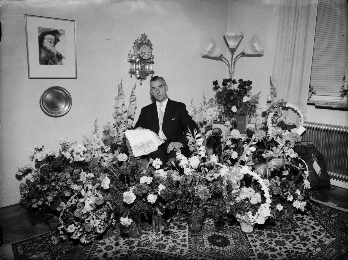 Skötsner-Edhlund, Bertil Boman omgiven av blommor i bostadsmiljö, Östhammar, Uppland