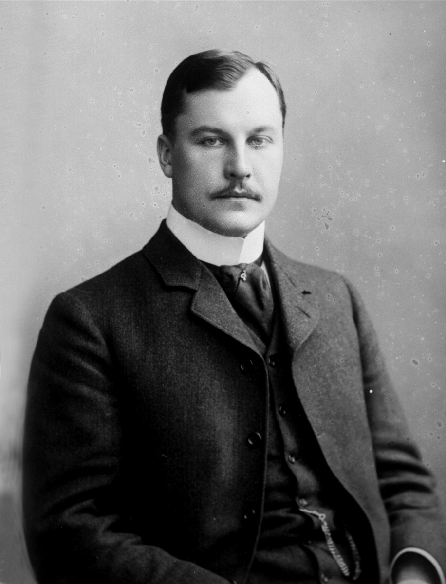 Gustav Borgen, Portrett, mann i dress. Johan Collett.