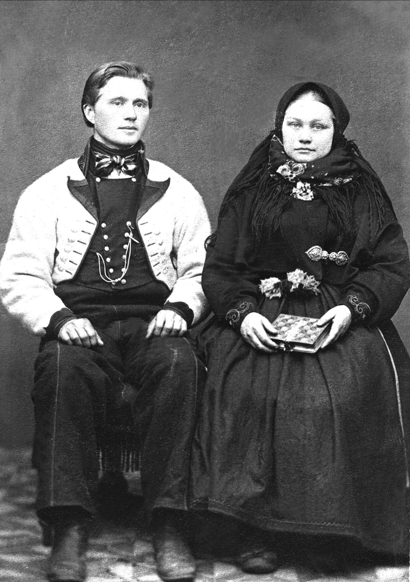 Gustav Borgen, Gruppeportrett, ektepar i folkedrakt. Avfotografert 1908.