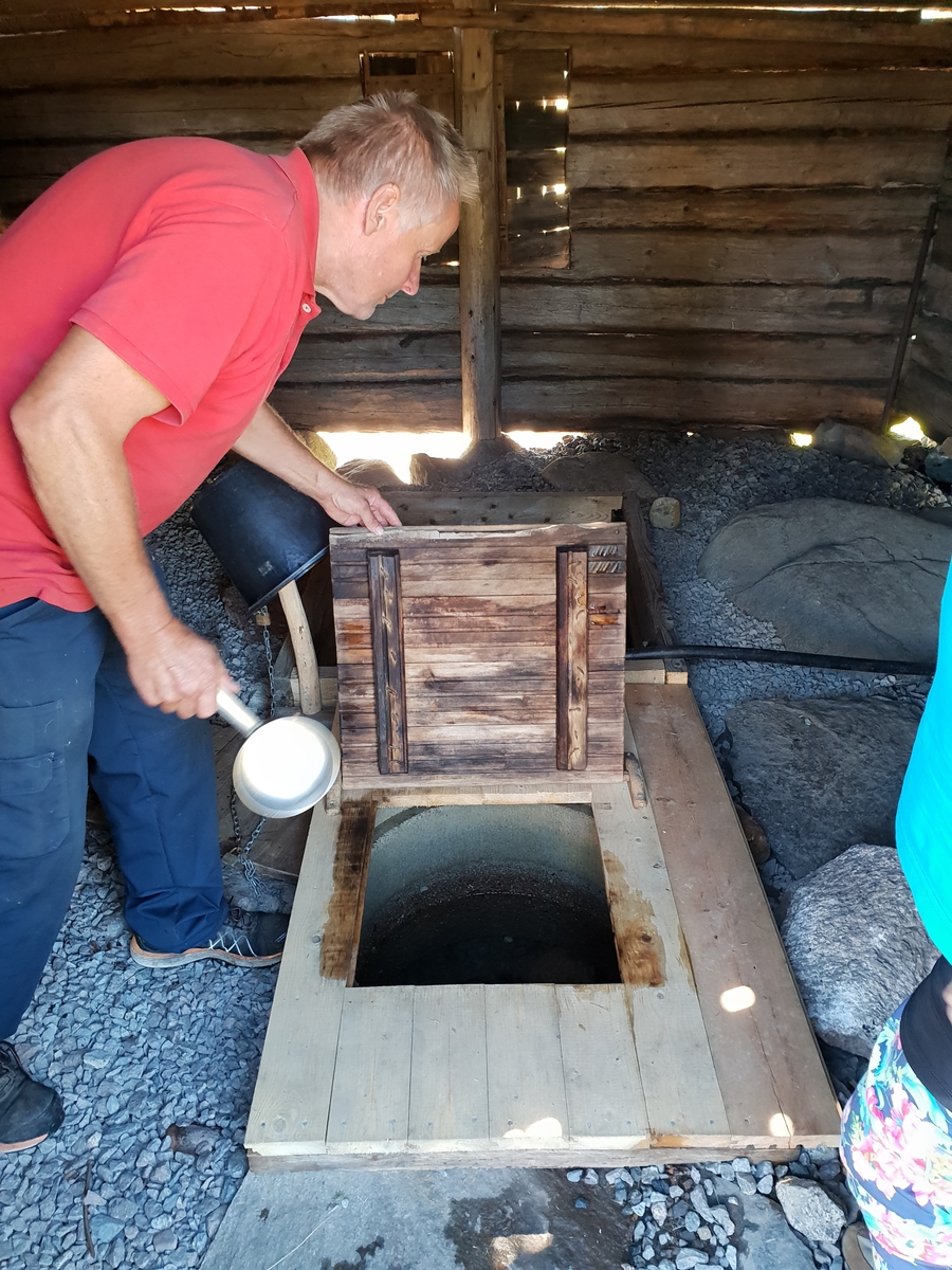 Jennie Tiderman-Österberg, Hans-Olov Backlund visar vattenkällan. Nysjöns fäbodar, Svärdsjö, 2018.