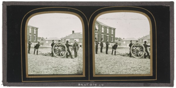 Unknown, [Group of British soldiers standing around a cannon]