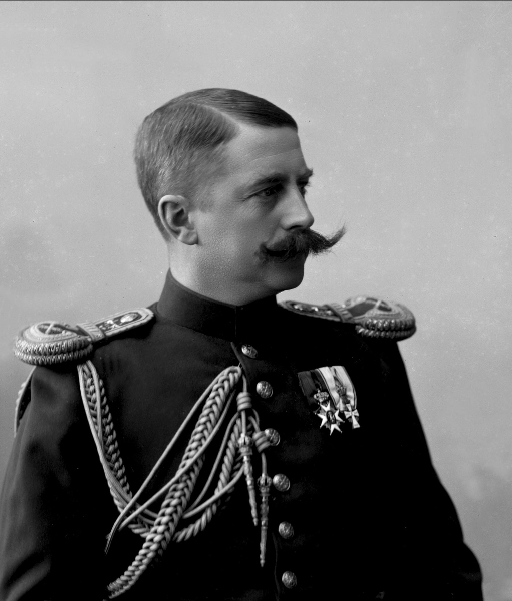 Gustav Borgen, Portrett, Ivar Aavatsmark i uniform.
