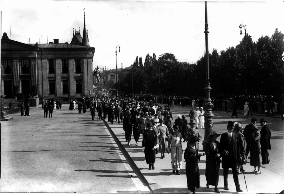 Hermann Christian Neupert, Karl Johans gate og Universitetet, Oslo 1925. Oversiktsbilde. Mennesker spaserer langs fortauene.