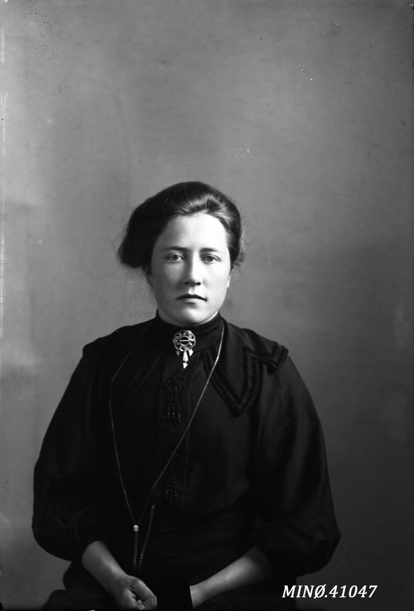 Oscar Holte, Portrett av kvinne - Mari Dalen (født 29/9-1890)