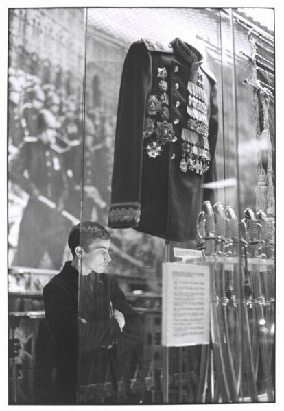 Cartier-Bresson, Henri, Moscow. Army Museum. 1972.