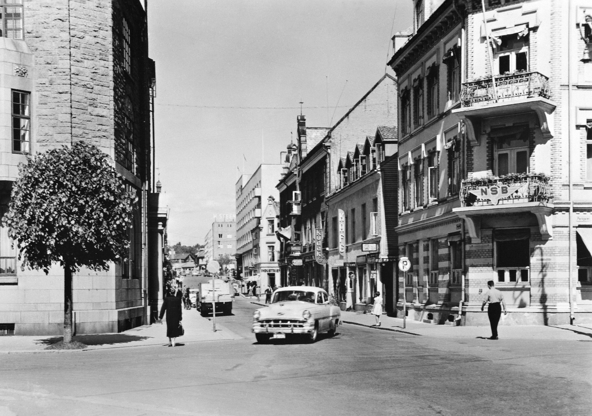 Anno Domkirkeodden, FRA KRYSSET PARKGATA/TORGGATA, FRA VANGS SPAREBANK MOT ØSTRE TORG, FOLK, BILER Chevrolet 1954.
