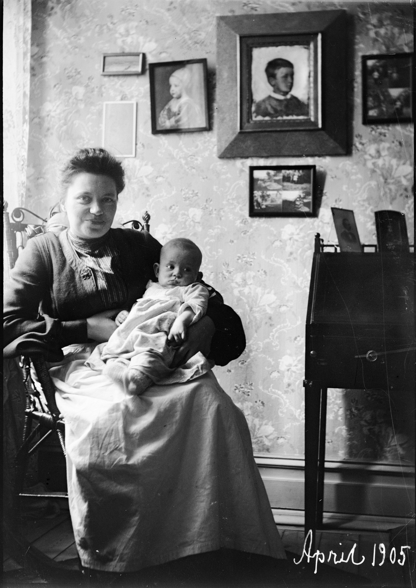 Okänd,, Christiane Liljefors med sonen Alf i hemmet i Göteborg, Sverige 1905