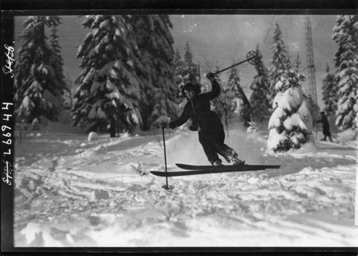 Hermann Christian Neupert, Vintermotiv. Ant. Nordmarka. Skiløper på vei gjennom skogen.
