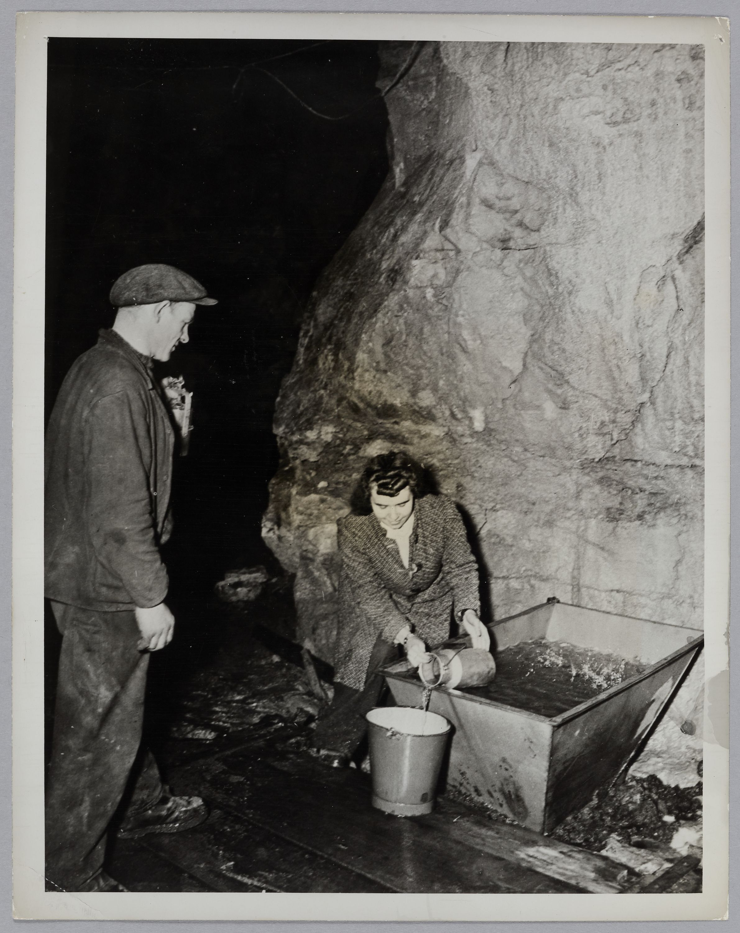 United States Army Signal Corps, Réfugiés cachés dans une mine abandonnée découverts par une patrouille américaine