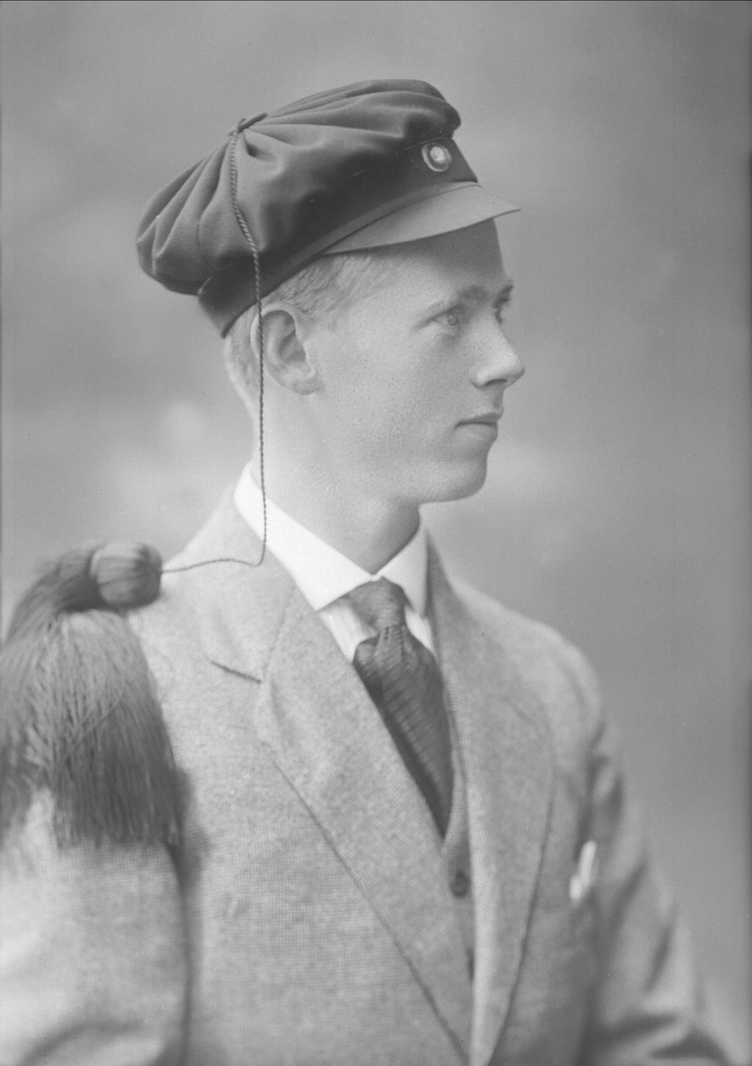 Gustav Borgen, Portrett, mann med studentlue. Erling Havrevold.